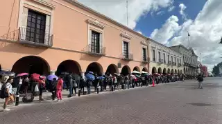 Son cientos de personas quienes esperan obtener boletos