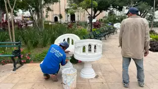 Personal de Servicios Públicos Municipales aplica trabajos de pintura sobre las sillas de los confidentes
