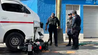 Fuerte choque entre camión de transporte público y motocicleta en el centro de Mérida