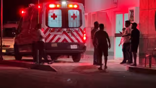 Paramédicos de la Cruz Roja Mexicana lo trasladaron de urgencia al hospital IMSS Bienestar.