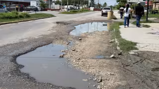 Un enorme bache genera preocupación en la avenida Colosio de Champotón.