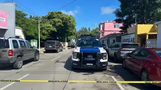 Línea de alta tensión cayó sobre vehículos en la colonia Centro.
