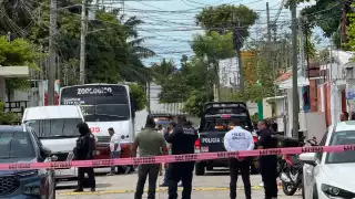Intento de asalto a cuentahabiente desata balacera en taxi en Campeche