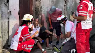 Hombre de la tercera edad sufre caída en la vía pública en Ciudad del Carmen 