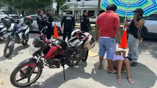 Pareja en motocicleta resulta lesionada tras choque en la Francisco I. Madero en Carmen