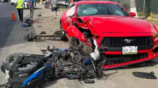 Aparatoso choque carretero deja dos lesionados y daños cuantiosos.
