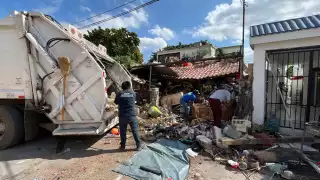 Ayuntamiento de Mérida retira toneladas de basura de una casa en la colonia Pacabtún