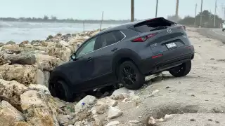 Mujer impacta su camioneta contra rocas del rompeolas en Ciudad del Carmen y huye