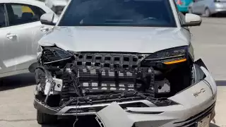 Caos vial en Isla del Carmen 2000 tras choque entre camioneta y camión repartidor