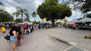 Decenas de personas hacen fila para el cambio de tarjetas de Va y Ven