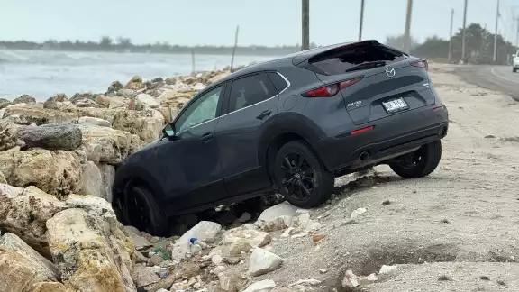 El vehículo quedó incrustado entre las piedras, causando alarma entre los automovilistas. El vehículo quedó incrustado entre las piedras, causando alarma entre los automovilistas.
