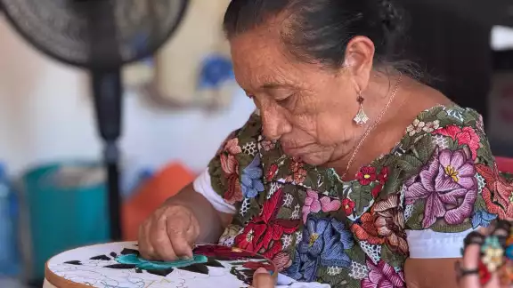 Las puntadas que usan estas mujeres se están tratando de rescatar. Las puntadas que usan estas mujeres se están tratando de rescatar.