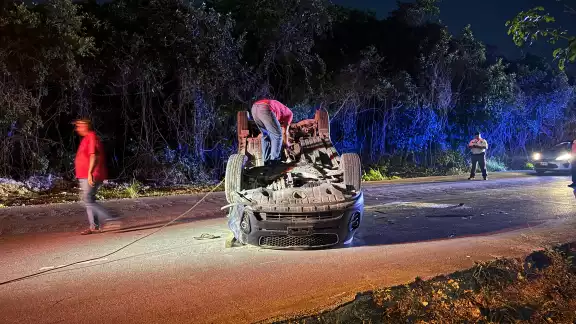 Conductor a exceso de velocidad se accidenta en la avenida 20 de Noviembre Conductor a exceso de velocidad se accidenta en la avenida 20 de Noviembre