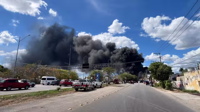 Se desconocen las causas del incendio en el Periférico de Mérida