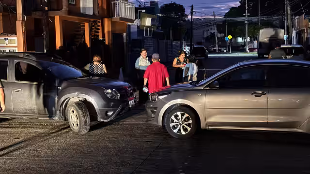 Vecinos de la Benito Juárez bloquean calles por falta de luz