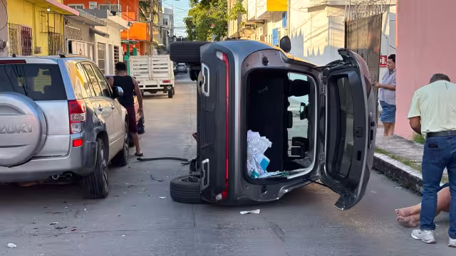 Mujer provoca volcadura.