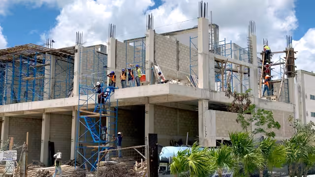 Trabajadores enfrentan olas de calor extremas sin protección laboral.