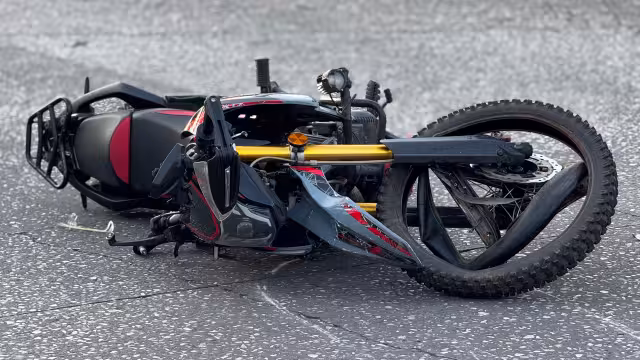 El motociclista sufrió lesiones y parecía tener el hombro dislocado.