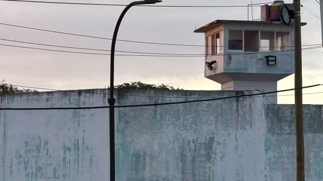 Las fuerzas de seguridad suelen realizar redadas sorpresivas para hallar drogas o armas