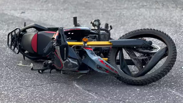 El motociclista sufrió lesiones y parecía tener el hombro dislocado.