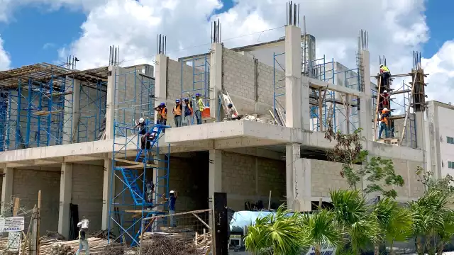 Trabajadores enfrentan olas de calor extremas sin protección laboral.