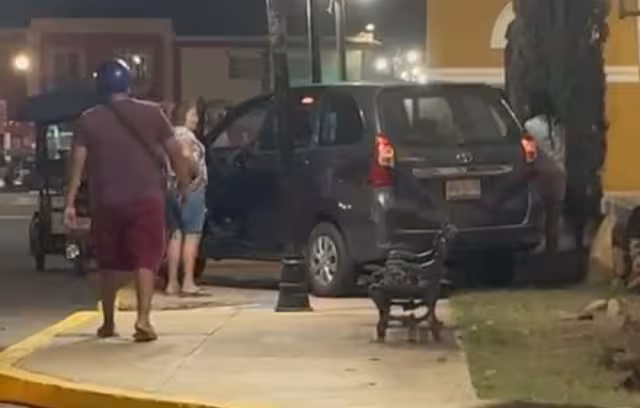 Conductora huye tras causar daños en el centro; policía logra acuerdo