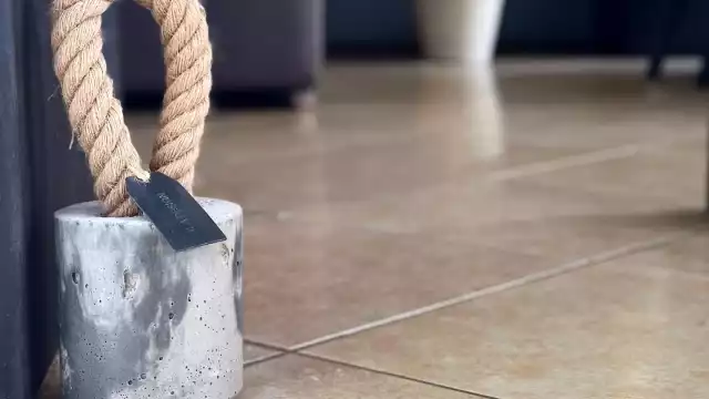 Emprendimiento de topes de puerta se vuelve la sensación en redes sociales y desata burlas