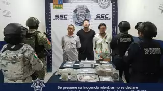 El vehículo también tenía placas de robo