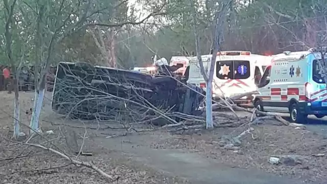 La Van quedó volcada fuera de la vía Chumayel-Teabo