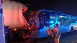 Choque de un Va y Ven contra un tráiler en la vía Mérida-Progreso deja 11 heridos