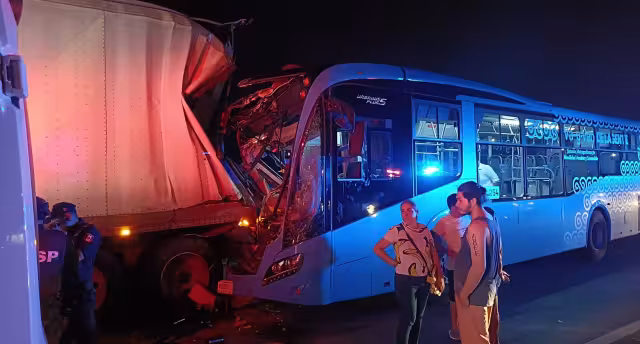 Los pasajeros del Va y Ven junto al chofer fueron llevados a un hospital en Mérida