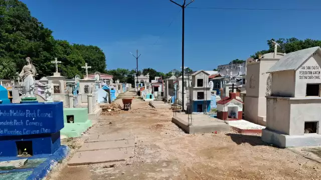El cementerio general de la ciudad está saturado y están ocupando los pasillos para nuevas criptas y bóvedas.