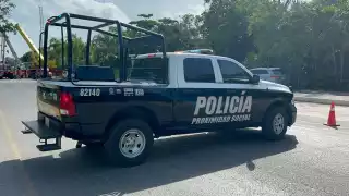 Grúa cae de un tráiler en la carretera Cancún a Chetumal