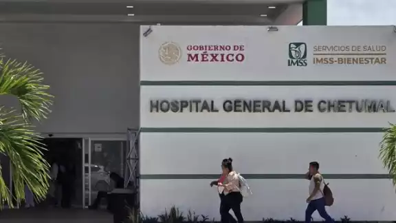 Personal médico le colocó una férula de yeso, la cual al estar muy ajustada la sangre dejó de circularle de manera adecuada