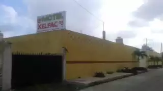 Empleados de un motel en Kanasín solicitan asistencia médica al ver a su compañera en el piso