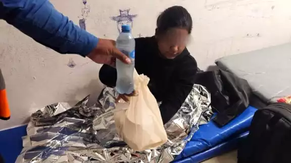 De acuerdo con el testimonio de una argentina, la ingresaron a un cuarto que tenía una silla, colchonetas compartidas y alimentos descompuestos De acuerdo con el testimonio de una argentina, la ingresaron a un cuarto que tenía una silla, colchonetas compartidas y alimentos descompuestos