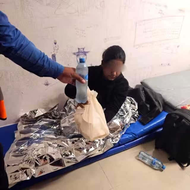 De acuerdo con el testimonio de una argentina, la ingresaron a un cuarto que tenía una silla, colchonetas compartidas y alimentos descompuestos