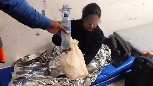 De acuerdo con el testimonio de una argentina, la ingresaron a un cuarto que tenía una silla, colchonetas compartidas y alimentos descompuestos