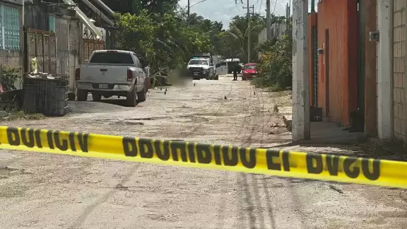 El hombre quedó tendido sobre la calle en la colonia irregular El Milagro El hombre quedó tendido sobre la calle en la colonia irregular El Milagro