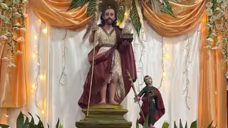 Bajan de su nicho imagen de San Juan Bautista para su fiesta patronal en el poblado de Sahcabchén