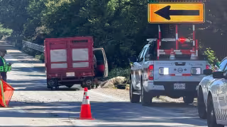 Una camioneta Nissan de redilas sufrió un accidente carretero.
