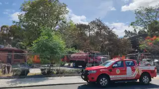 ¡Héroes!, bomberos sofocan fuego cerca de escuela en Campeche; fue provocado   