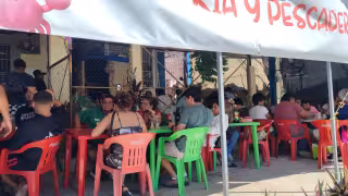 Entre trabajo y festejo: padres celebran en Champotón