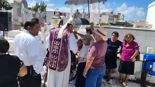 El obispo de Campeche pidió por las almas de los fieles difuntos.