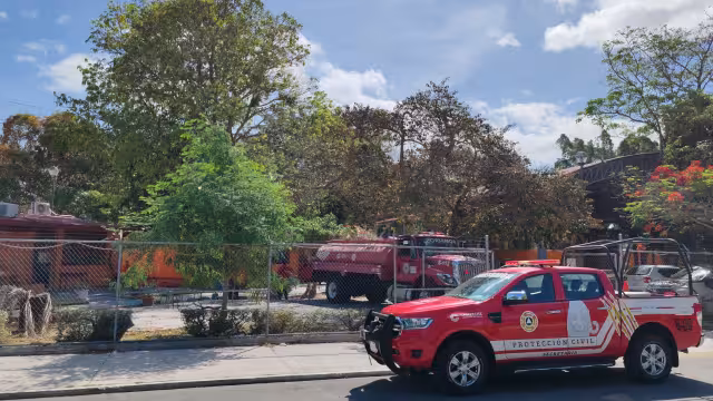 Evitan desastre en primaria campechana tras incendio intencional