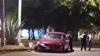 Aparatoso choque en Las Américas deja auto incrustado en glorieta de Chetumal