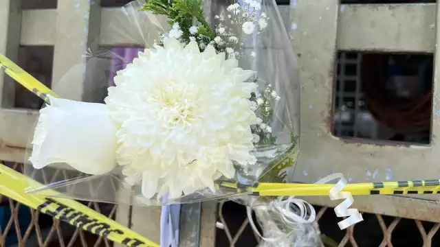 Vecinos de la zona dejaron flores en la puerta de la casa en donde ocurrió el trágico hecho