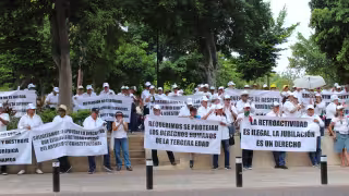 Jubilados de CFE y Pemex protestan en Mérida por recorte de pensiones