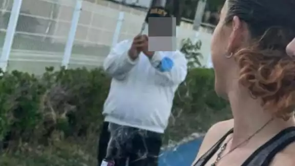 El hombre ya fue sancionado y no podrá ingresar nuevamente al complejo deportivo