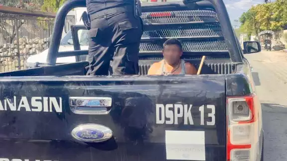 Agentes policiacos acudieron a prestar ayuda y el agresor fue arrestado y llevado a la cárcel municipal.